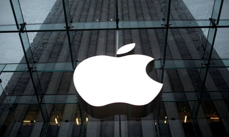 Apple becomes first US company to reach $3tn valuation