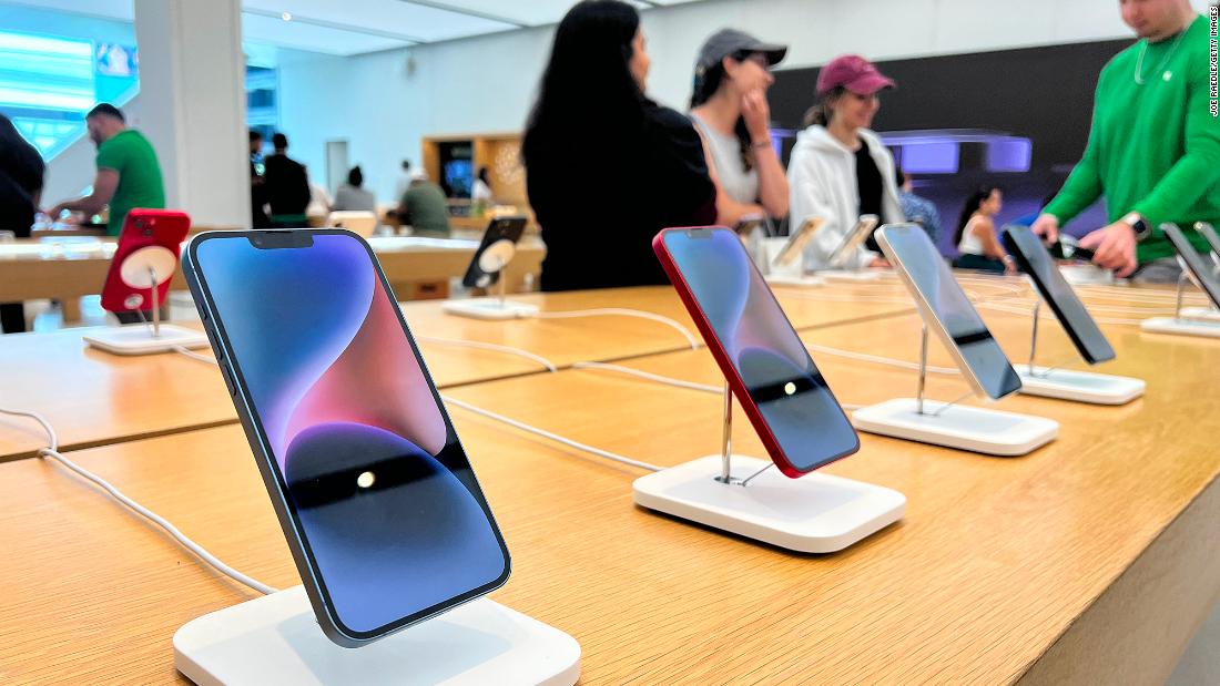 Apple's sales fall for the third consecutive quarter