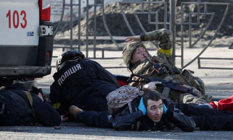 Armed with hammers and pistols, Ukrainians wait at barricades for the Russians