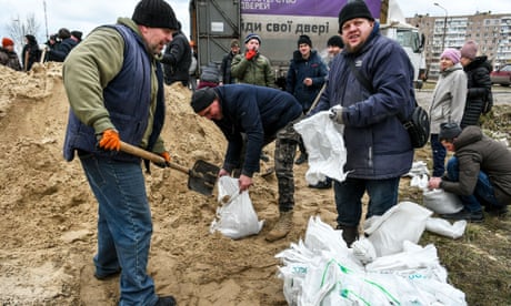 As civilians leave, fortress Kyiv grimly prepares for Russian advance