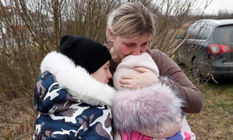 At the Ukrainian border, a mother brings a stranger’s children to safety