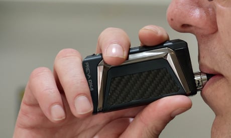 Call to ban vaping for young Australians after review concludes it causes acute lung injury