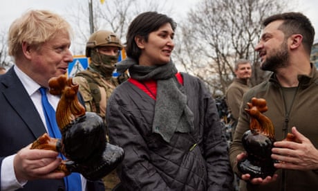 Ceramic cockerels surprise Boris Johnson and Volodymyr Zelenskiy on Kyiv walk