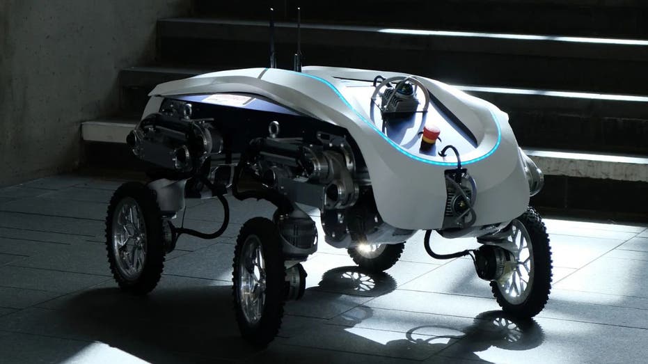 Delivery robot autonomously lifts, transports heavy cargo