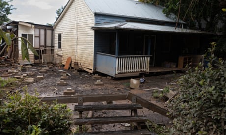 Flood-affected Lismore residents with nowhere to go return to homes deemed uninhabitable