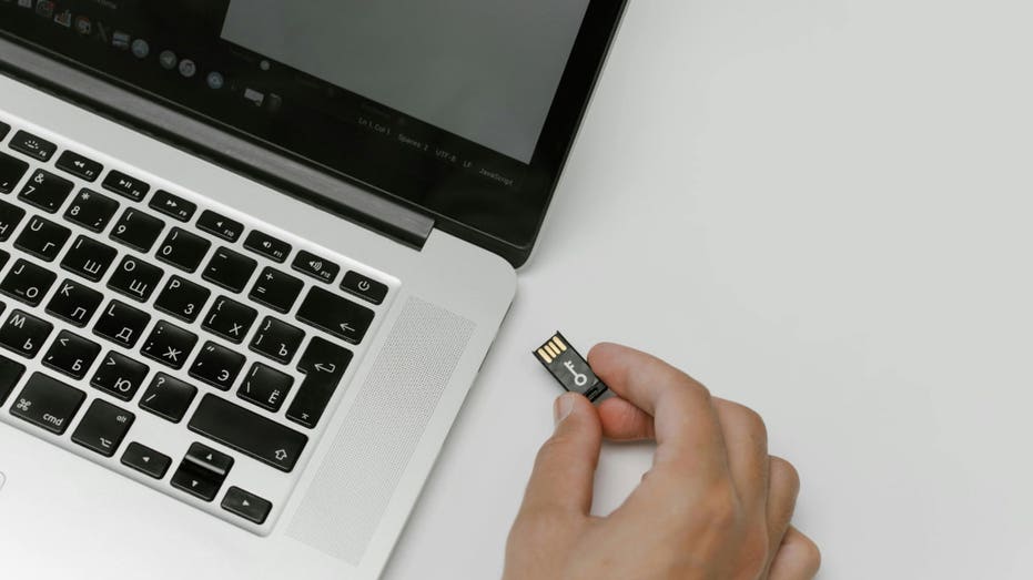 Hackers using malware to steal data from USB flash drives