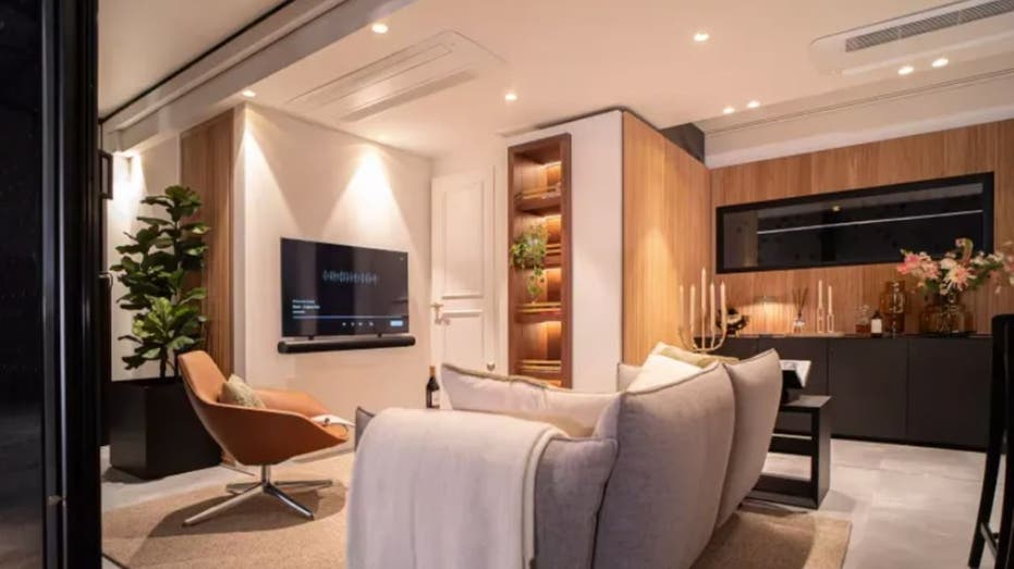 Luxury glass trailer unfolds into a spacious home in just 15 minutes