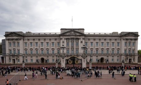 Man arrested after incident outside Buckingham Palace