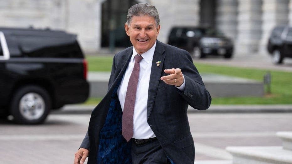 Manchin slams '17 educated idiots' that were advising Biden during COVID