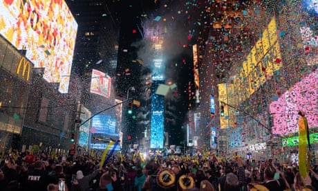 New Year?s Eve: Times Square crowds return, NYC hails new mayor and Miley Cyrus battles wardrobe malfunction