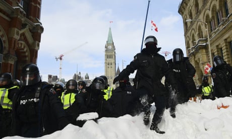 Ottawa: police use pepper spray and stun grenades to clear trucker protest