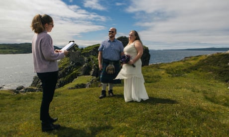 Scottish islanders save US couples wedding after their luggage gets lost