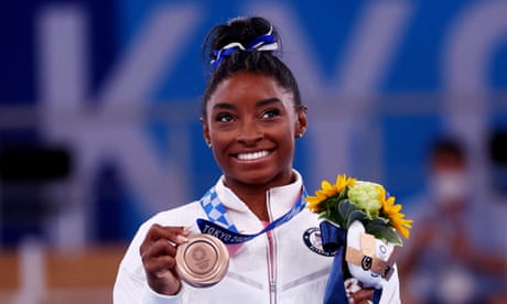 Simone Biles and nurse who received first Covid vaccine to get top US honor