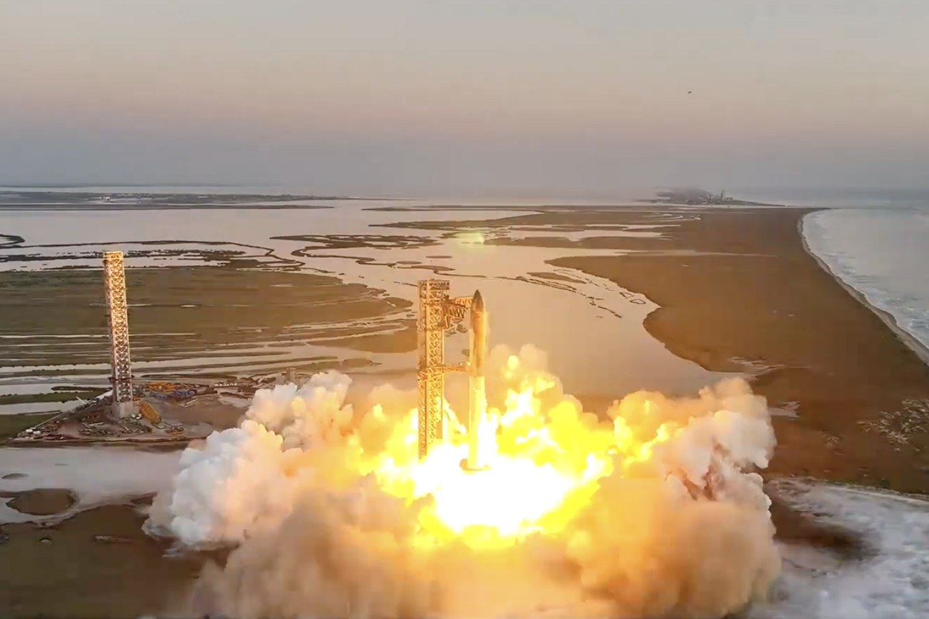 SpaceX’s Starship test completes with a remarkable ‘chopstick’ booster catch