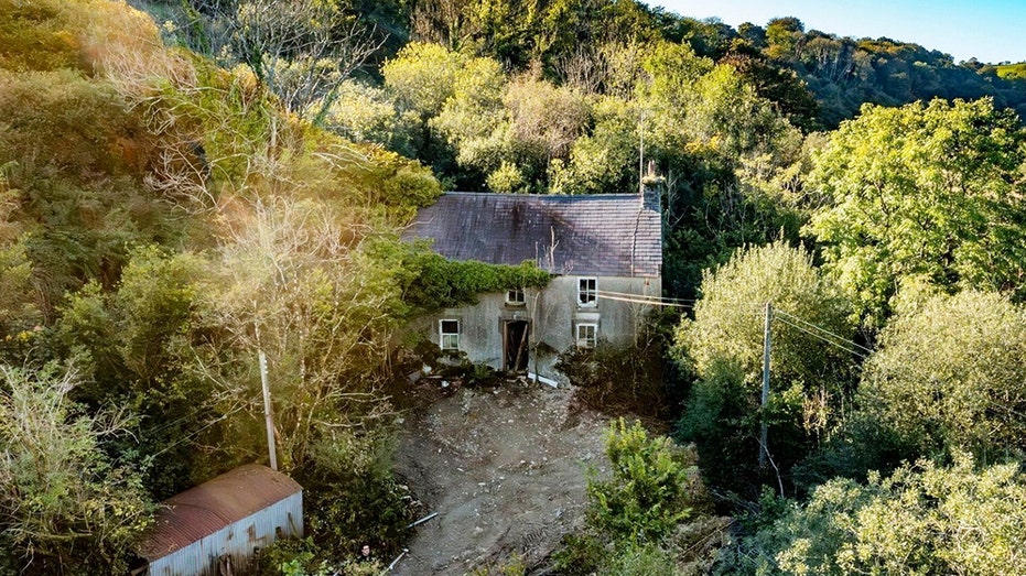 'Spooky' property in nature-drenched spot has a few strings attached