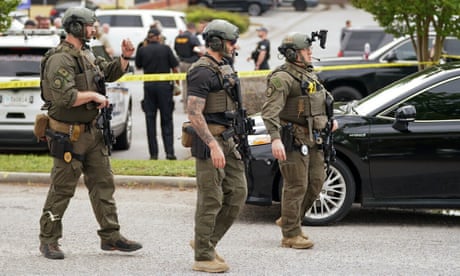 Ten people shot and wounded in shooting at South Carolina mall