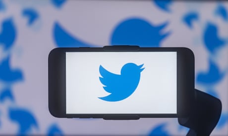 Twitter down for more than an hour around world