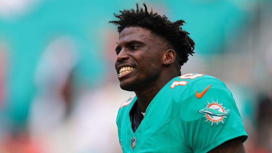 Tyreek Hill channels Antonio Brown after remarks about future with Dolphins