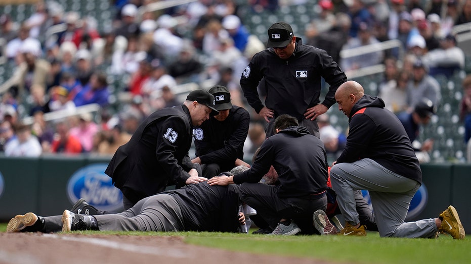 Umpire leaves Mets-Twins game after getting hit in head with line drive