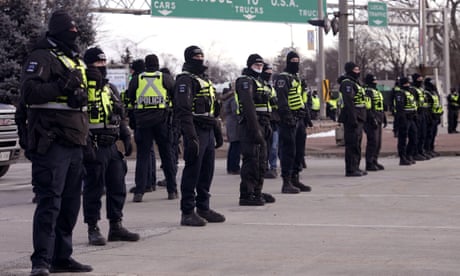 US-Canada border standoff dissolves peacefully as police move in