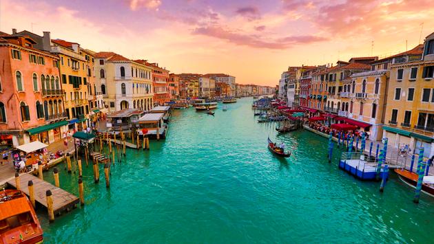 Venice Plans To Charge Tourist Entry Fees