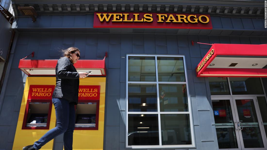 Wells Fargo says missing deposits glitch is resolved